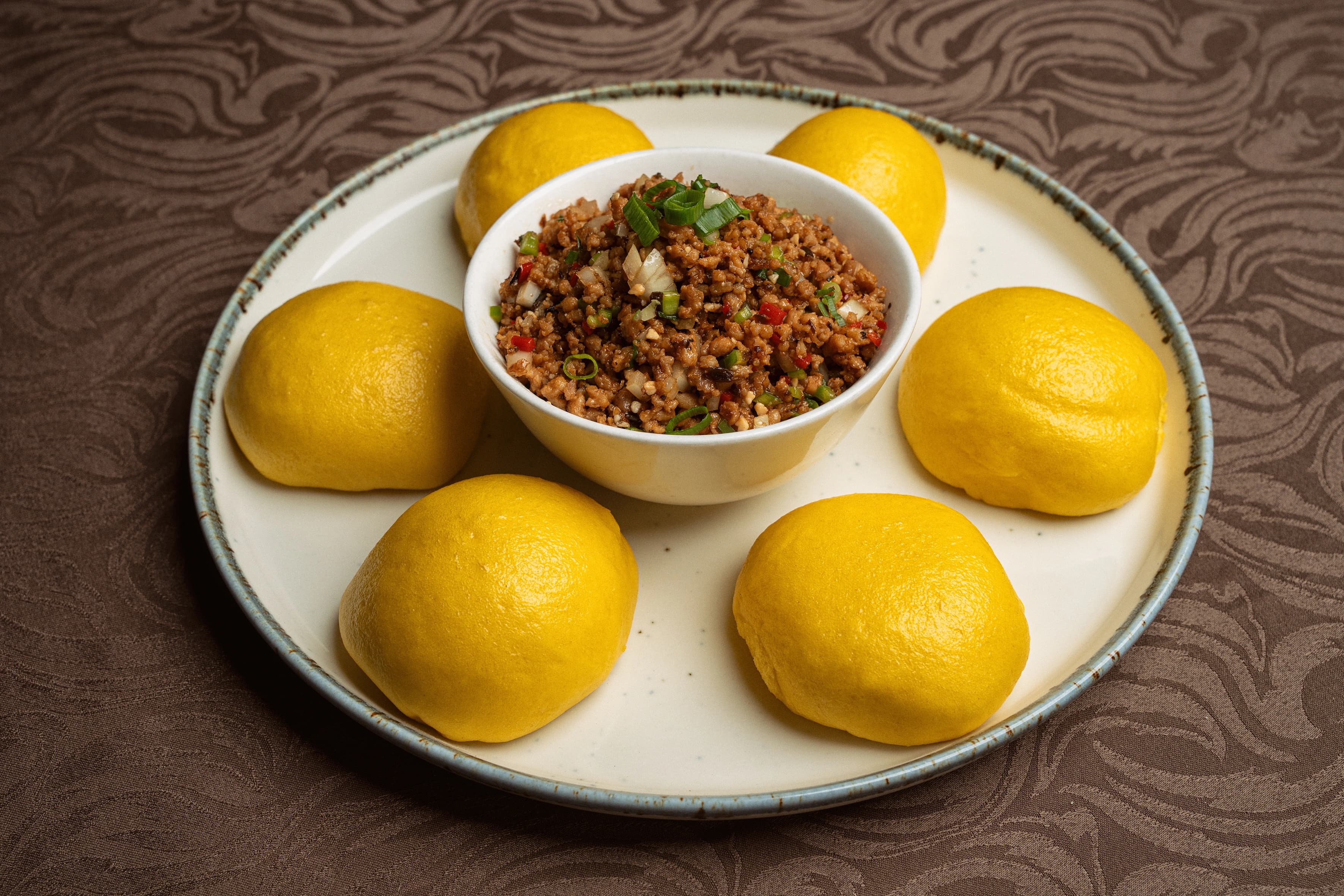 Pão chinês recheado com frango picado