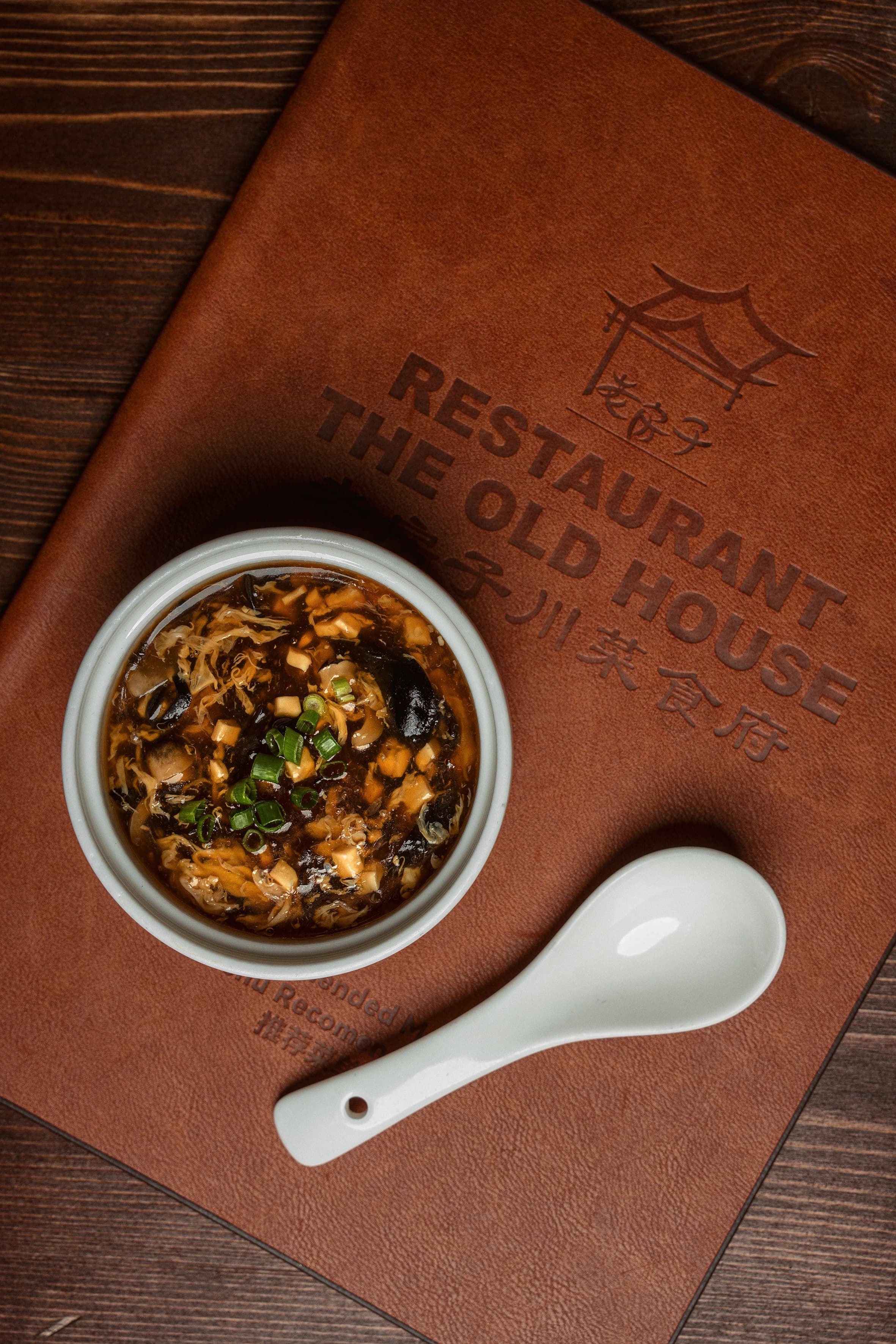Sopa rica com aromas de Sichuan