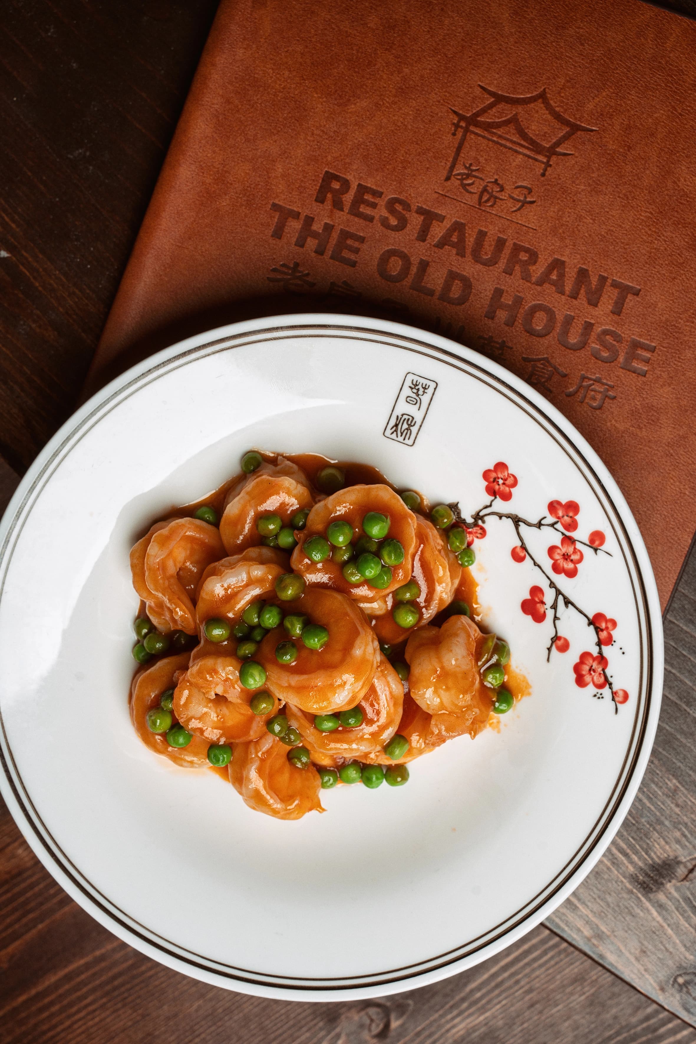 Gambas fritas douradas com molho escuro