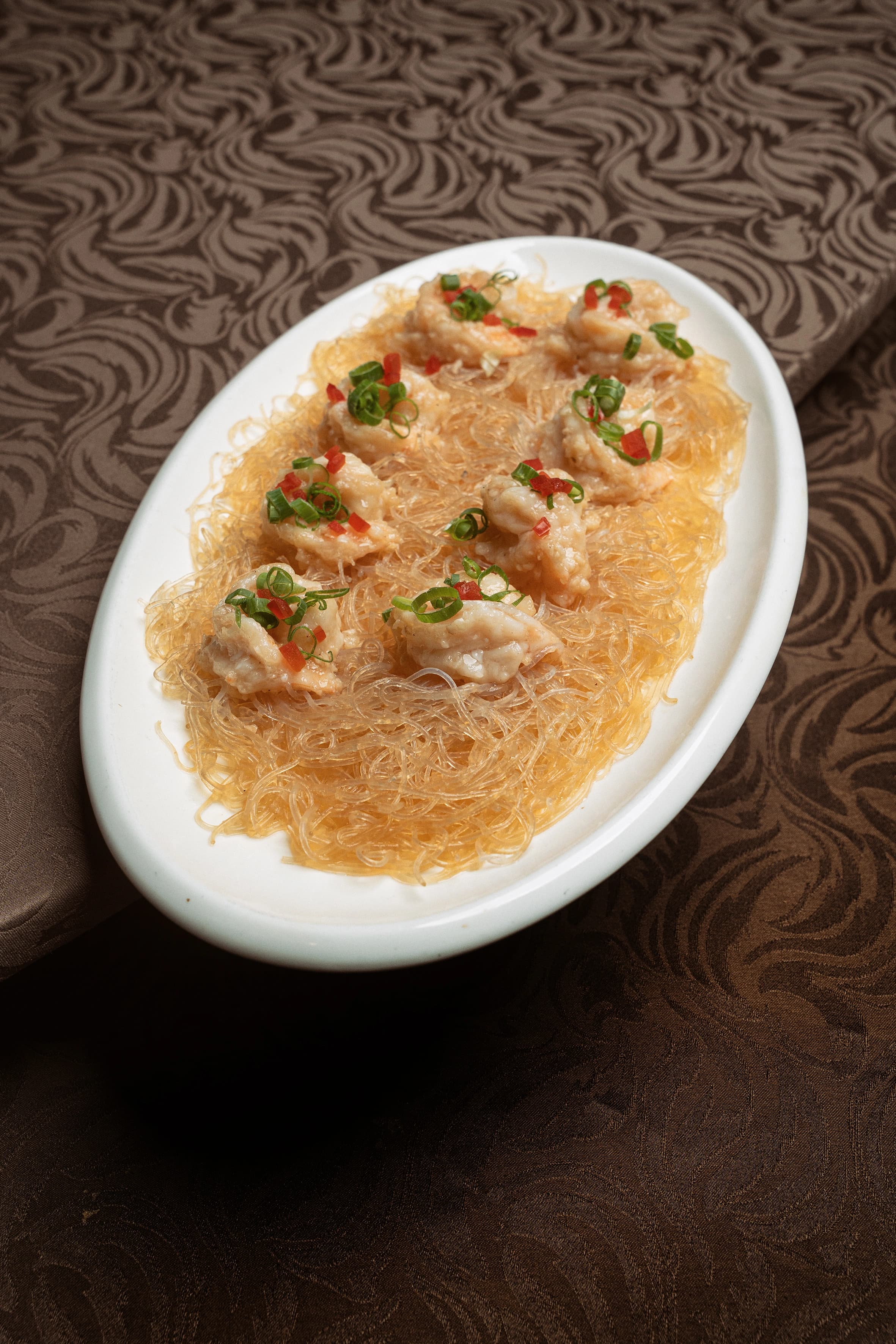 Prato premium de Sichuan servido em prato escuro